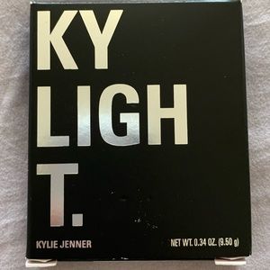 Kylie Pressed Illuminating Powder “Cheers Darling”
